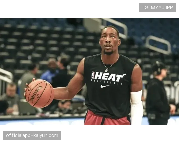 特写:阿德巴约在防守端指挥全队换防,展现防守核心价值